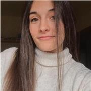 Estudiante de medicina imparte clases de física y química a niños de todas las edades